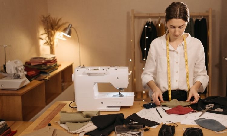 mujer con una maquina de coser mecanica